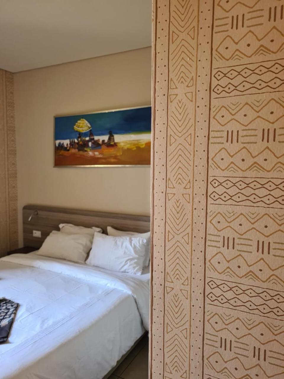 Roots Hotel Apartments Abidjan Esterno foto