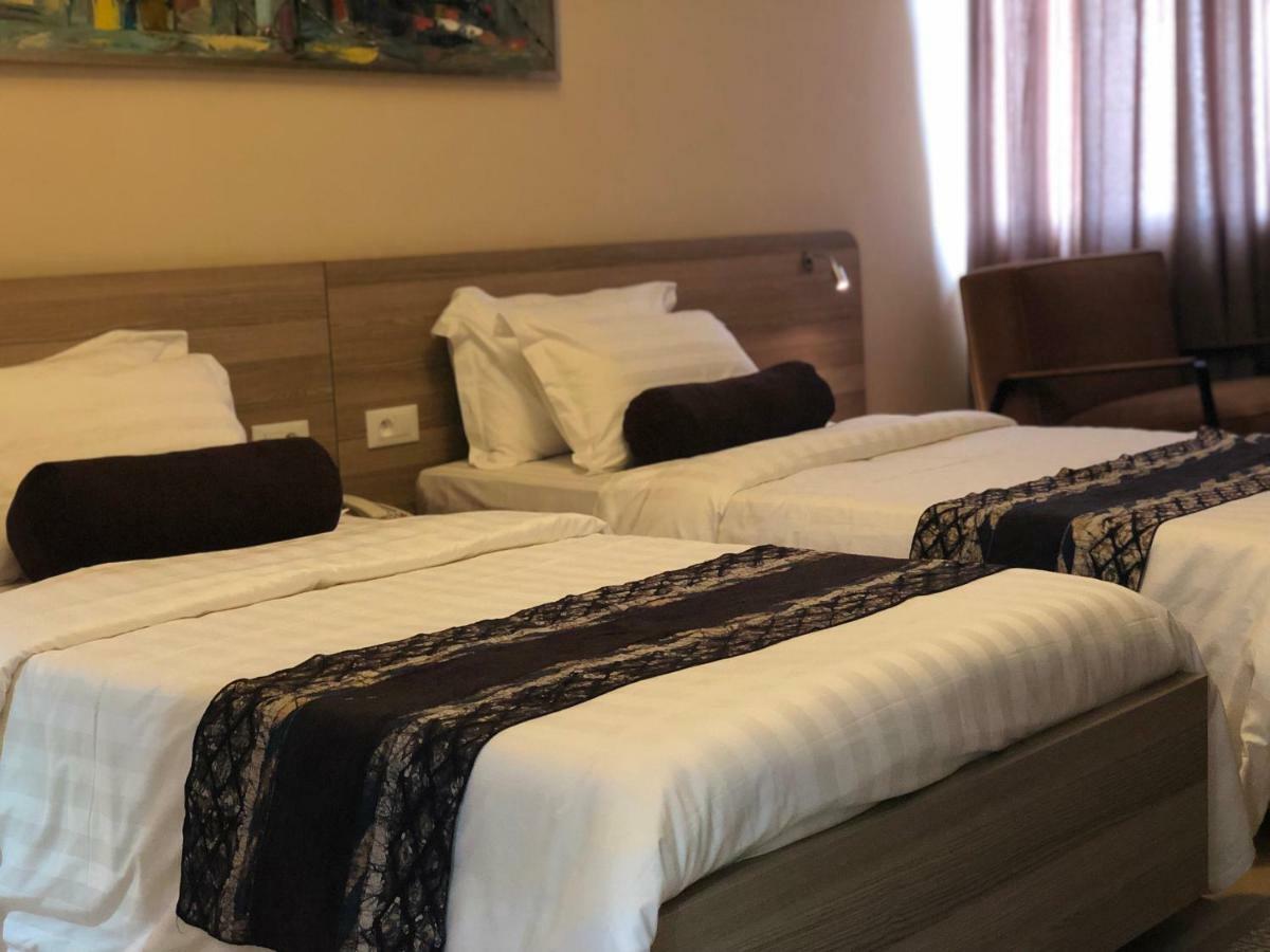 Roots Hotel Apartments Abidjan Esterno foto